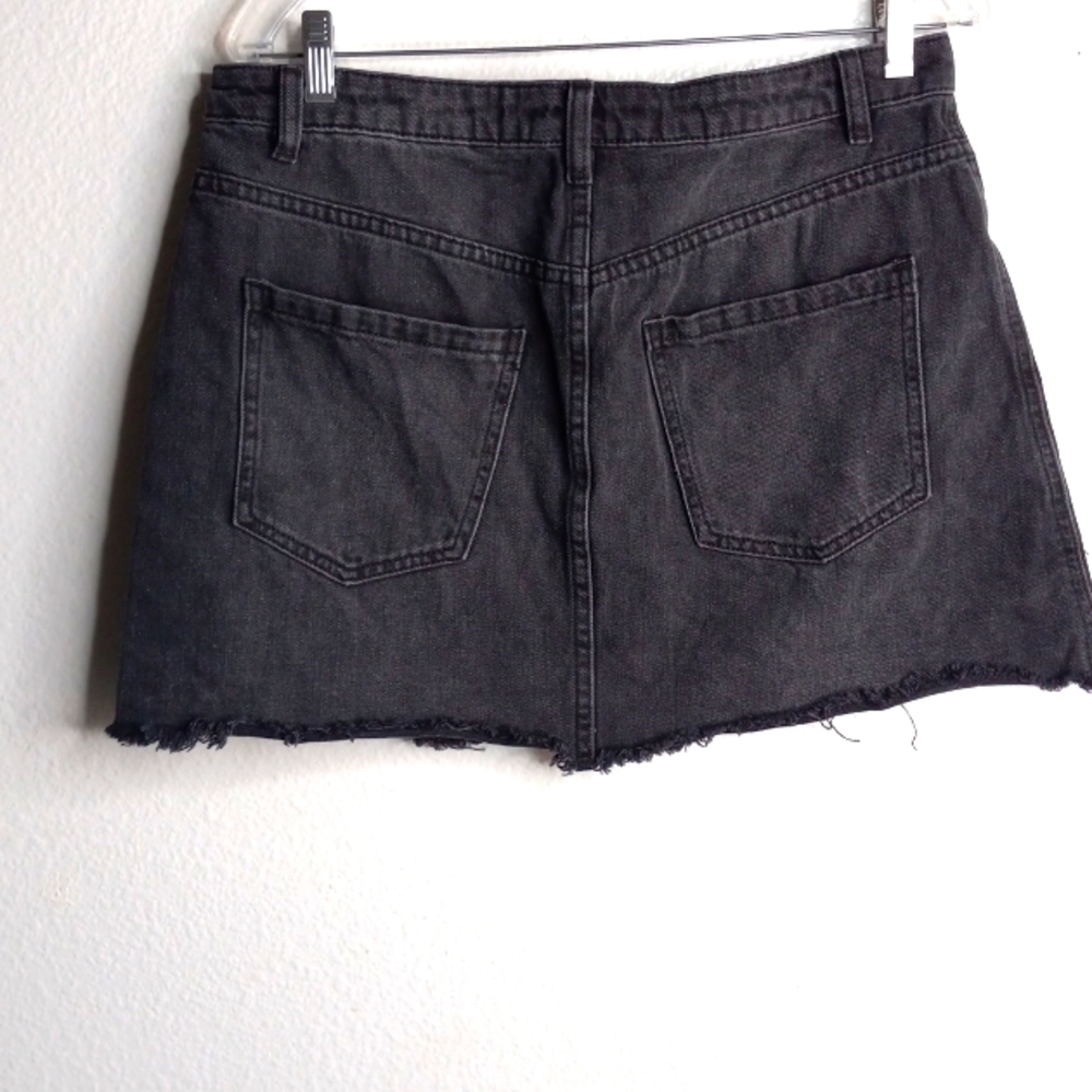 Free People sz 30 black front zip denim raw hem skirt. - Picture 4 of 10